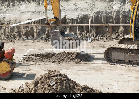 Bagger-Bagger auf der Baustelle. Erdarbeiten. Stockfoto