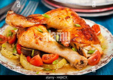 Ofen - gebratene Hähnchenschenkel mit Gemüse, fertig zum Verzehr Stockfoto