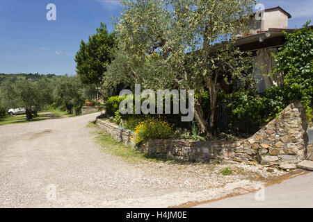 LASTRA A SIGNA, Italien - 21. Mai 2016: Außenansicht von Edy Piu Restaurant auf Hügeln der Toskana, umgeben von Natur Stockfoto