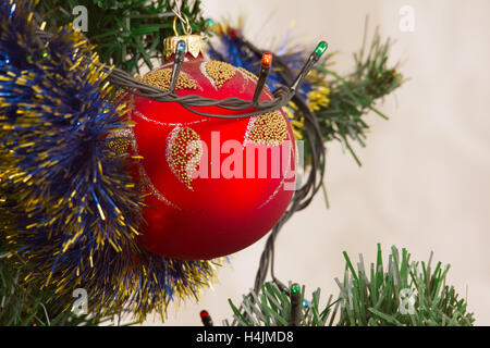 bunten Weihnachtsschmuck hing an den Ästen der Bäume Stockfoto