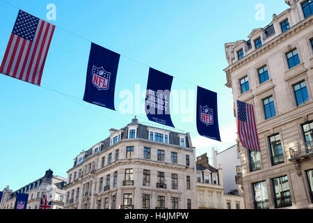 Fahnen und Banner hängen entlang Regent Street während der NFL block party Stockfoto