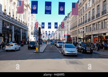 Fahnen und Banner hängen entlang Regent Street während der NFL block party Stockfoto