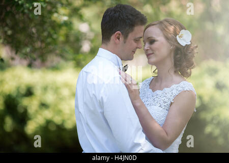 Schöne Braut und Bräutigam küssen im freien nach Hochzeit Stockfoto