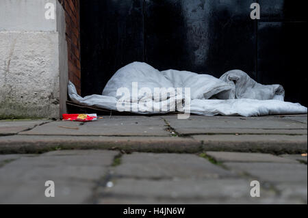 Die Sachen von groben Schläfer links in einem Hauseingang Stockfoto