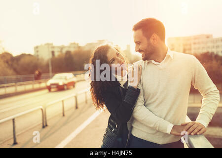 Schönes paar in Liebe umarmt in Stadt Stockfoto