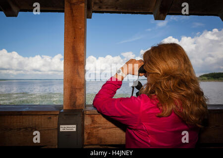 Blick aus einer Vogelbeobachtung Vogelbeobachter ausblenden über Chiemsee. Oberbayern. Deutschland. Stockfoto