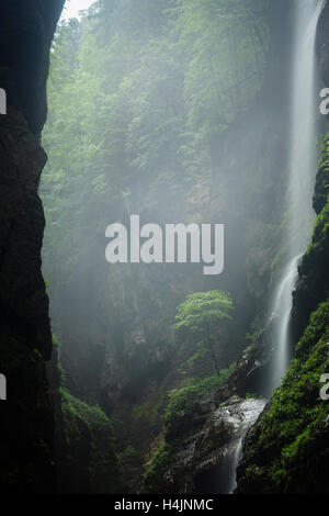 Wasser Kaskadierung über Partnachklamm. Garmisch-Partenkirchen. Oberbayern. Deutschland. Stockfoto
