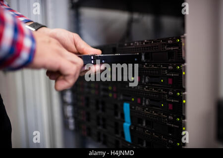 Einfügen einer Festplatte Techniker fahren in einem Blade-server Stockfoto