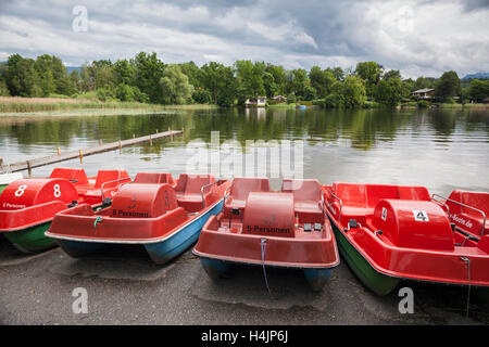 Rote Paddelboote in Folge. Staffelsee. Oberbayern. Deutschland. Stockfoto