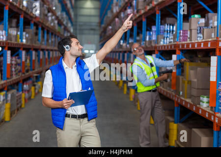 Lagerarbeiter, die miteinander interagieren Stockfoto