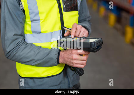Lagerarbeiter mit Barcode-Scanner-Maschine Stockfoto