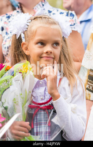 Erstklässler in der ersten Zeile des Denkens glücklich September Stockfoto