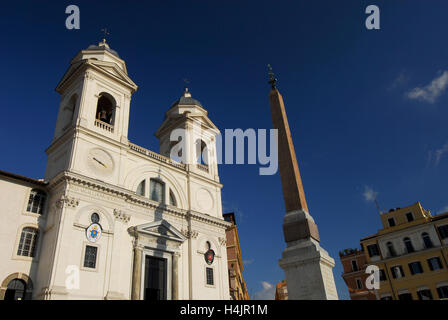 Zwei Glockentürme der Trinità dei Monti mit alten ägyptischen Obelisken, an der Spitze der berühmten spanischen Treppe in Rom Stockfoto