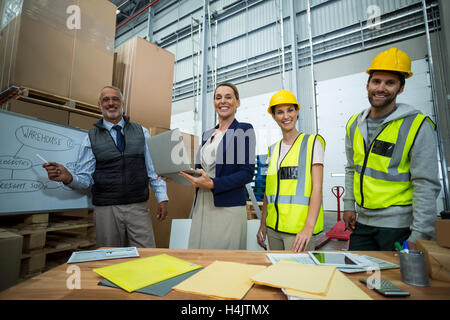 Lagerarbeiter und zusammenstehen im Warehouse Manager Stockfoto