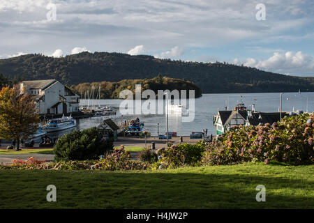 Bowness-on-Windermere, Cumbria, UK. 16. Oktober 2016. Großbritannien Wetter: Sonnenschein in Bowness Bay Credit: David Billinge/Alamy Live-Nachrichten Stockfoto