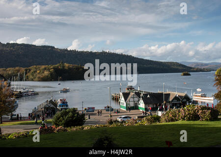 Bowness-on-Windermere, Cumbria, UK. 16. Oktober 2016. Großbritannien Wetter: Sonnenschein in Bowness Bay Credit: David Billinge/Alamy Live-Nachrichten Stockfoto