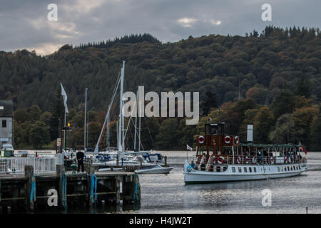 Bowness-on-Windermere, Cumbria, UK. 16. Oktober 2016.  UK-Wetter: See Kreuzer Tern kommt in Bowness - Bay Pier Credit: David Billinge/Alamy Live News Stockfoto