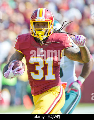 Washington Redskins Runningback Matt Jones (31) trägt den Ball für einen guten Gewinn im ersten Quartal gegen die Philadelphia Eagles an FedEx Field in Landover, Maryland auf Sonntag, 16. Oktober 2016. Bildnachweis: Ron Sachs/CNP /MediaPunch Stockfoto