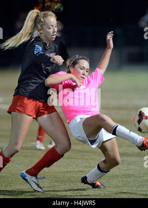 Albuquerque, NM, USA. 12. Oktober 2016. Eldorado #21 Monique Nevarez bereitet sich auf Fahrrad-kick den Ball über die Oberseite der Sandia # 9 Courtney Mack in ihrem Spiel Mittwochabend bei der APS-Fußball-Komplex. Mittwoch, 12. Oktober 2016. © Jim Thompson/Albuquerque Journal/ZUMA Draht/Alamy Live-Nachrichten Stockfoto