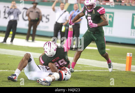 City, Florida, USA. 15. Oktober 2016. OCTAVIO JONES | Zeiten. South Florida Bulls-Tight-End Mitchell Wilcox (89) kommt mit dem Ball über Connecticut Huskies Sicherheit Obi Melifonwu (20) für einen Touchdown in der zweiten Hälfte im Raymond James Stadium in Tampa, Florida am Samstag, 15. Oktober 2016. South Florida Bulls besiegten die Connecticut Huskies 42 bis 27. © Octavio Jones/Tampa Bay Times / ZUMA Draht/Alamy Live News Stockfoto