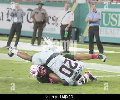 City, Florida, USA. 15. Oktober 2016. OCTAVIO JONES | Zeiten. South Florida Bulls-Tight-End Mitchell Wilcox (89) kommt mit dem Ball über Connecticut Huskies Sicherheit Obi Melifonwu (20) für einen Touchdown in der zweiten Hälfte im Raymond James Stadium in Tampa, Florida am Samstag, 15. Oktober 2016. South Florida Bulls besiegten die Connecticut Huskies 42 bis 27. © Octavio Jones/Tampa Bay Times / ZUMA Draht/Alamy Live News Stockfoto