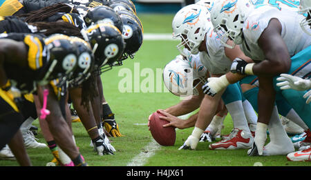 Miami Gardens, FL, USA. 16. Oktober 2016. Die Delfine für einen extra-Punkt gegen die Steelers eingerichtet. Miami Dolphins vs. Pittsburgh Steelers. Hard-Rock-Stadion, Miami Gardens, FL. 16.10.16. Personal Fotograf Jim Rassol Credit: Sun-Sentinel/ZUMA Draht/Alamy Live-Nachrichten Stockfoto