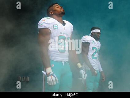 Miami Gardens, FL, USA. 16. Oktober 2016. Miami Dolphins defensive end Cameron Wake (91) und Miami Dolphins kostenlosen Sicherheits Reshad Jones (20) sind Fans vor dem Spiel gegen Pittsburgh eingeführt. Miami Dolphins vs. Pittsburgh Steelers. Hard-Rock-Stadion, Miami Gardens, FL. 16.10.16. Personal Fotograf Jim Rassol Credit: Sun-Sentinel/ZUMA Draht/Alamy Live-Nachrichten Stockfoto