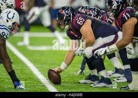 Houston, Texas, USA. 16. Oktober 2016. Houston Texans Zentrum Greg Mancz (65) bereitet sich auf den Ball im 2. Quartal ein NFL-Spiel zwischen den Houston Texans und die Indianapolis Colts im NRG-Stadion in Houston, TX am 16. Oktober 2016 ausrichten. Bildnachweis: Trask Smith/ZUMA Draht/Alamy Live-Nachrichten Stockfoto