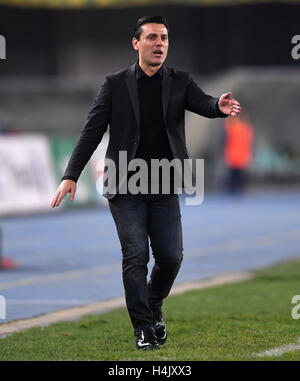 Verona, Italien. 16. Oktober 2016. Milanss Trainer Vincenyo Montella Gesten während der italienischen Serie A Fußball match zwischen Chievo Verona und dem AC Mailand, Verona Bentegodi Stadium, Italien, 16. Oktober 2016. AC Milan gewann 3: 1. Bildnachweis: Alberto Lingria/Xinhua/Alamy Live-Nachrichten Stockfoto