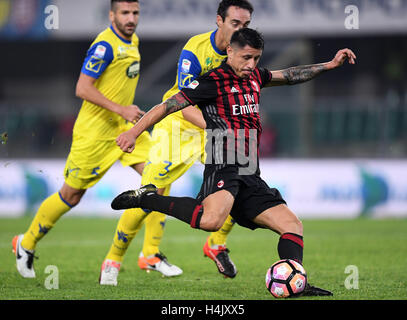 Verona, Italien. 16. Oktober 2016. AC Gianluca Lapadula (vorne) konkurriert in der italienischen Serie A-Fußballspiel zwischen Chievo Verona und dem AC Mailand, Verona Bentegodi Stadium, Italien, 16. Oktober 2016. AC Milan gewann 3: 1. Bildnachweis: Alberto Lingria/Xinhua/Alamy Live-Nachrichten Stockfoto