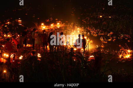 Vientiane, Laos. 16. Oktober 2016. Menschen schweben Krathong Flöße während des Wan Ok Phansa-Festivals auf dem Mekong in Vientiane, der Hauptstadt von Laos, 16. Oktober 2016. WAN Ok Phansa ist der letzte Tag der Begehung des Vassa. Es tritt im Oktober drei Mondmonate nach Wan Kao Pansa. Bildnachweis: Liu Ailun/Xinhua/Alamy Live-Nachrichten Stockfoto