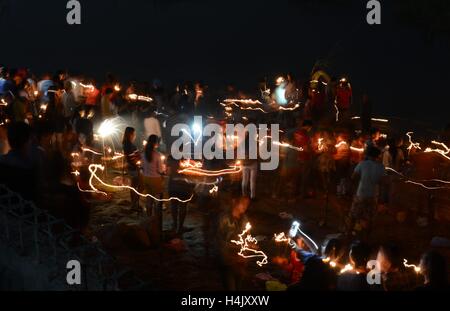 Vientiane, Laos. 16. Oktober 2016. Menschen schweben Krathong Flöße während des Wan Ok Phansa-Festivals auf dem Mekong in Vientiane, der Hauptstadt von Laos, 16. Oktober 2016. WAN Ok Phansa ist der letzte Tag der Begehung des Vassa. Es tritt im Oktober drei Mondmonate nach Wan Kao Pansa. Bildnachweis: Liu Ailun/Xinhua/Alamy Live-Nachrichten Stockfoto