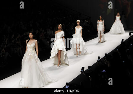 Shanghai, China. 16. Oktober 2016. Modelle zeigen Kreationen der Marke Galatea während der Shanghai Fashion Week in Shanghai, Ost-China, 16. Oktober 2016. Bildnachweis: Zhuang Yi/Xinhua/Alamy Live-Nachrichten Stockfoto