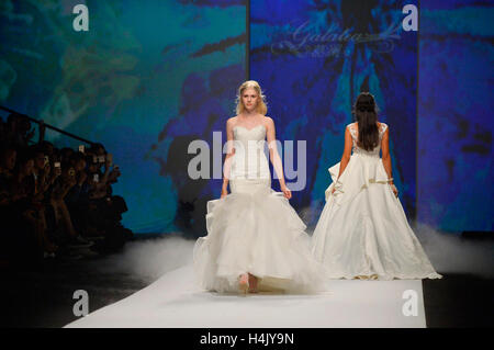 Shanghai, China. 16. Oktober 2016. Modelle zeigen Kreationen der Marke Galatea während der Shanghai Fashion Week in Shanghai, Ost-China, 16. Oktober 2016. Bildnachweis: Guo Changyao/Xinhua/Alamy Live-Nachrichten Stockfoto