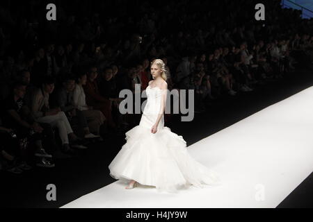 Shanghai, China. 16. Oktober 2016. Ein Modell stellt eine Kreation der Marke Galatea während der Shanghai Fashion Week in Shanghai, Ost-China, 16. Oktober 2016. Bildnachweis: Zhuang Yi/Xinhua/Alamy Live-Nachrichten Stockfoto