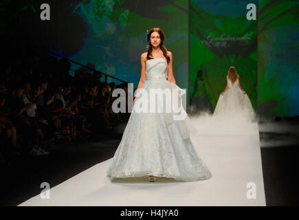 Shanghai, China. 16. Oktober 2016. Ein Modell stellt eine Kreation der Marke Galatea während der Shanghai Fashion Week in Shanghai, Ost-China, 16. Oktober 2016. Bildnachweis: Guo Changyao/Xinhua/Alamy Live-Nachrichten Stockfoto