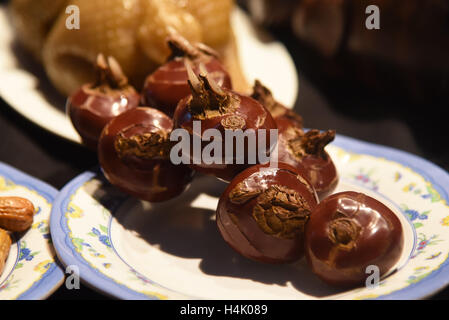 Kunming, Kunming, China. 16. Oktober 2016. Kunming, CHINA-Oktober 15 2016: (nur zur redaktionellen Verwendung. CHINA aus) die Manchu Han Imperial fest, von geschnitzten Shoushan Steinen gemacht ist auf dem Display an der sechsten Kunming International Schmuck in Kunming, Hauptstadt der südwestlichen chinesischen Provinz Yunnan, 15. Oktober 2016. Besucher sind erstaunt über das lebendige Manchu Han Imperial fest von geschnitzten Shoushan Steinen im Wert von rund 360.000 Yuan gemacht. Bildnachweis: SIPA Asien/ZUMA Draht/Alamy Live-Nachrichten Stockfoto