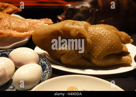 Kunming, Kunming, China. 16. Oktober 2016. Kunming, CHINA-Oktober 15 2016: (nur zur redaktionellen Verwendung. CHINA aus) die Manchu Han Imperial fest, von geschnitzten Shoushan Steinen gemacht ist auf dem Display an der sechsten Kunming International Schmuck in Kunming, Hauptstadt der südwestlichen chinesischen Provinz Yunnan, 15. Oktober 2016. Besucher sind erstaunt über das lebendige Manchu Han Imperial fest von geschnitzten Shoushan Steinen im Wert von rund 360.000 Yuan gemacht. Bildnachweis: SIPA Asien/ZUMA Draht/Alamy Live-Nachrichten Stockfoto