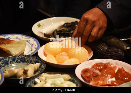 Kunming, Kunming, China. 16. Oktober 2016. Kunming, CHINA-Oktober 15 2016: (nur zur redaktionellen Verwendung. CHINA aus) die Manchu Han Imperial fest, von geschnitzten Shoushan Steinen gemacht ist auf dem Display an der sechsten Kunming International Schmuck in Kunming, Hauptstadt der südwestlichen chinesischen Provinz Yunnan, 15. Oktober 2016. Besucher sind erstaunt über das lebendige Manchu Han Imperial fest von geschnitzten Shoushan Steinen im Wert von rund 360.000 Yuan gemacht. Bildnachweis: SIPA Asien/ZUMA Draht/Alamy Live-Nachrichten Stockfoto