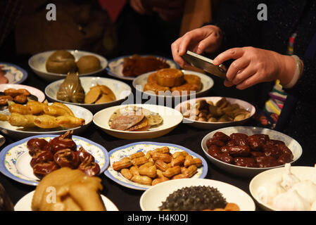 Kunming, Kunming, China. 16. Oktober 2016. Kunming, CHINA-Oktober 15 2016: (nur zur redaktionellen Verwendung. CHINA aus) die Manchu Han Imperial fest, von geschnitzten Shoushan Steinen gemacht ist auf dem Display an der sechsten Kunming International Schmuck in Kunming, Hauptstadt der südwestlichen chinesischen Provinz Yunnan, 15. Oktober 2016. Besucher sind erstaunt über das lebendige Manchu Han Imperial fest von geschnitzten Shoushan Steinen im Wert von rund 360.000 Yuan gemacht. Bildnachweis: SIPA Asien/ZUMA Draht/Alamy Live-Nachrichten Stockfoto