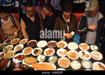 Kunming, Kunming, China. 16. Oktober 2016. Kunming, CHINA-Oktober 15 2016: (nur zur redaktionellen Verwendung. CHINA aus) die Manchu Han Imperial fest, von geschnitzten Shoushan Steinen gemacht ist auf dem Display an der sechsten Kunming International Schmuck in Kunming, Hauptstadt der südwestlichen chinesischen Provinz Yunnan, 15. Oktober 2016. Besucher sind erstaunt über das lebendige Manchu Han Imperial fest von geschnitzten Shoushan Steinen im Wert von rund 360.000 Yuan gemacht. Bildnachweis: SIPA Asien/ZUMA Draht/Alamy Live-Nachrichten Stockfoto