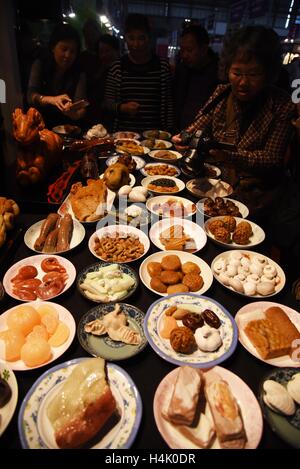 Kunming, Kunming, China. 16. Oktober 2016. Kunming, CHINA-Oktober 15 2016: (nur zur redaktionellen Verwendung. CHINA aus) die Manchu Han Imperial fest, von geschnitzten Shoushan Steinen gemacht ist auf dem Display an der sechsten Kunming International Schmuck in Kunming, Hauptstadt der südwestlichen chinesischen Provinz Yunnan, 15. Oktober 2016. Besucher sind erstaunt über das lebendige Manchu Han Imperial fest von geschnitzten Shoushan Steinen im Wert von rund 360.000 Yuan gemacht. Bildnachweis: SIPA Asien/ZUMA Draht/Alamy Live-Nachrichten Stockfoto