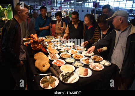 Kunming, Kunming, China. 16. Oktober 2016. Kunming, CHINA-Oktober 15 2016: (nur zur redaktionellen Verwendung. CHINA aus) die Manchu Han Imperial fest, von geschnitzten Shoushan Steinen gemacht ist auf dem Display an der sechsten Kunming International Schmuck in Kunming, Hauptstadt der südwestlichen chinesischen Provinz Yunnan, 15. Oktober 2016. Besucher sind erstaunt über das lebendige Manchu Han Imperial fest von geschnitzten Shoushan Steinen im Wert von rund 360.000 Yuan gemacht. Bildnachweis: SIPA Asien/ZUMA Draht/Alamy Live-Nachrichten Stockfoto