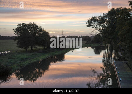 Fluss Nene, Peterborough, Cambridgeshire, Großbritannien. Montag, 17. Oktober 2016.UK Wetter: bunte Sonnenaufgang Reflexion am Fluss Nene. Südosten Englands ist sonnig mit milden Herbstwetter Weiterbildung mit ein kleines Risiko für vereinzelte Schauer Credit: WansfordPhoto/Alamy Live News Stockfoto