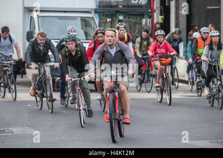 London, UK. 17. Oktober 2016. Radfahrer an der belebten Aldwych Kreuzung mit Waterloo Bridge, pendeln zur Arbeit unter den starken Berufsverkehr. 17. Oktober 2016. © Guy Bell/Alamy Live-Nachrichten Stockfoto