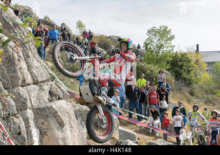 Valdemanco, Spanien 16. Oktober 2016: Motorradfahren. Trial Rennen. Spanien-Meisterschaft. Jorge Casales überholen ein Hindernis über Granitfelsen, in Valdemanco, am 16. Oktober 2016. Bildnachweis: Russet Apfel/Alamy Live News Stockfoto