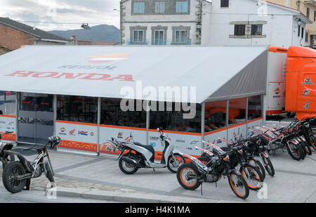 Valdemanco, Spanien 16. Oktober 2016: Motorradfahren. Trial Rennen. Spanien-Meisterschaft. Paddock Repsol Honda Team, befindet sich in der Stadt Platz von Valdemanco im 16. Oktober 2016. Bildnachweis: Russet Apfel/Alamy Live News Stockfoto