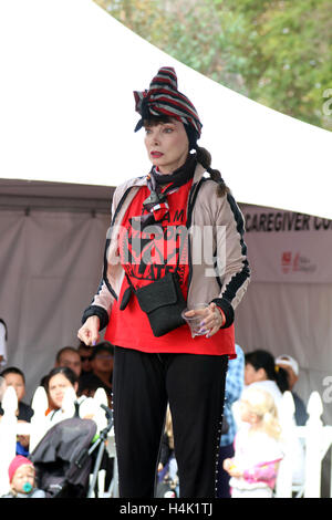 Los Angeles, Ca, USA. 16. Oktober 2016. Toni Basil ALS Verein goldenen Westen Kapitel Los Angeles County zu Fuß, ALS im Exposition Park in Los Angeles, CA am 16. Oktober 2016 zu besiegen. © David Edwards/Medien Punch/Alamy Live-Nachrichten Stockfoto