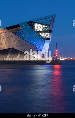 Kingston-upon-Hull (Rumpf), East Yorkshire, UK. 16. Oktober 2016. Die Tiefe, ein preisgekröntes Aquarium mit Blick auf den Fluss Humber, in der Nacht. Bildnachweis: LEE BEEL/Alamy Live-Nachrichten Stockfoto