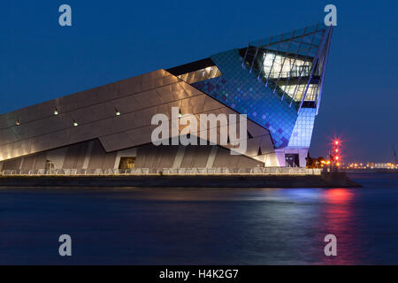 Kingston-upon-Hull (Rumpf), East Yorkshire, UK. 16. Oktober 2016. Die Tiefe, ein preisgekröntes Aquarium mit Blick auf den Fluss Humber, in der Nacht. Bildnachweis: LEE BEEL/Alamy Live-Nachrichten Stockfoto